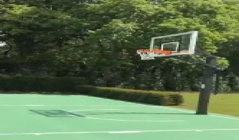 ملعب كرة السلة في قصر دي بروين