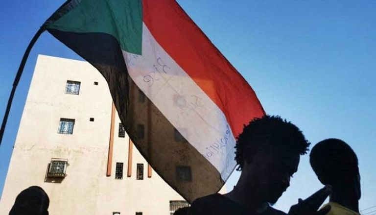 محتجون يلوحون بعلم السودان- ا ف ب