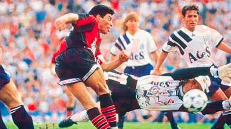 مارادونا يستمتع بالرابونا نيمار دا سيلفا بقميص البرازيل