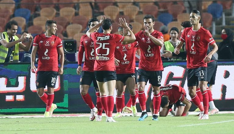 الأهلي يحتفل بأحد أهدافه أمام الزمالك في قمة الدوري المصري محمد عادل حكم قمة الأهلي والزمالك