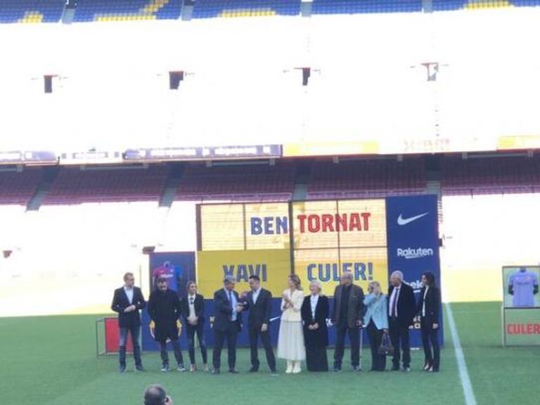 عائلة تشافي هيرنانديز مدرب برشلونة الجديد خلال تقديمه لجماهير الفريق تشافي هيرنانديز مدرب برشلونة الجديد مع خوان لابورتا