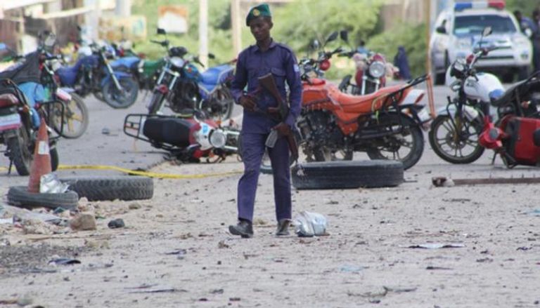 جندي صومالي في موقع تفجير إرهابي سابق