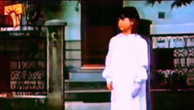 الفتاة في مشهد نهاية مقدمة برنامج التلفيزون المصري 