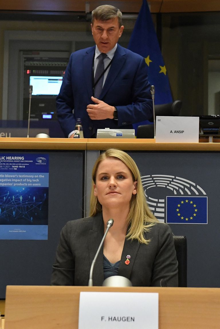 فرانسيس هوجن أثناء الإدلاء بإفادتها أمام البرلمان الأوروبي فرانسيس هوجن في البرلمان الأوروبي