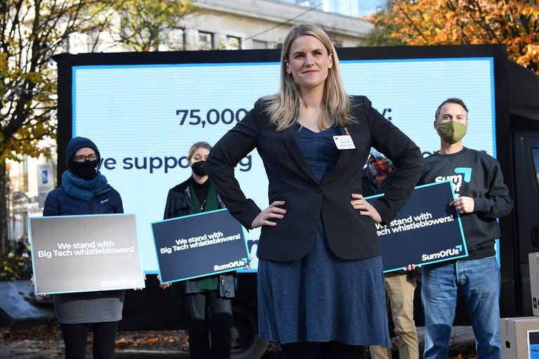 فرانسيس هوجن مع موقعي عريضة دعم لجهودها فرانسيس هوجن في البرلمان الأوروبي