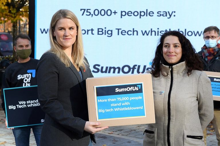 فرانسيس هوجن مع موقعي عريضة دعم لجهودها فرانسيس هوجن في البرلمان الأوروبي