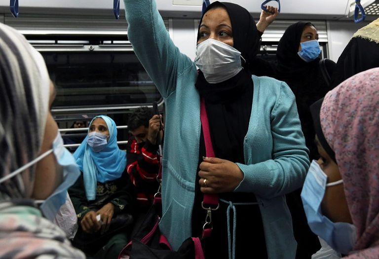 أشخاص يرتدون كمامات للوقاية من فيروس كورونا في اليابان (أرشيفية)