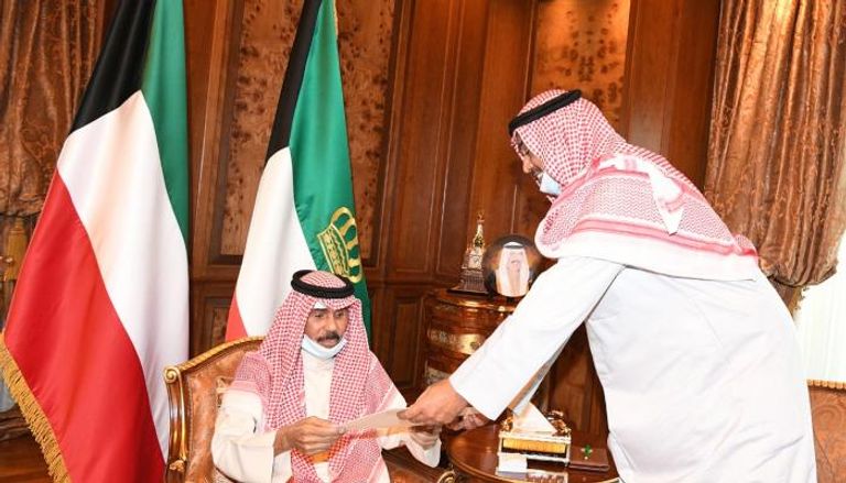 أمير الكويت يتسلم الاستقالة