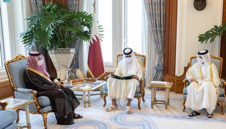 أمير قطر خلال استقباله السفير السعودي