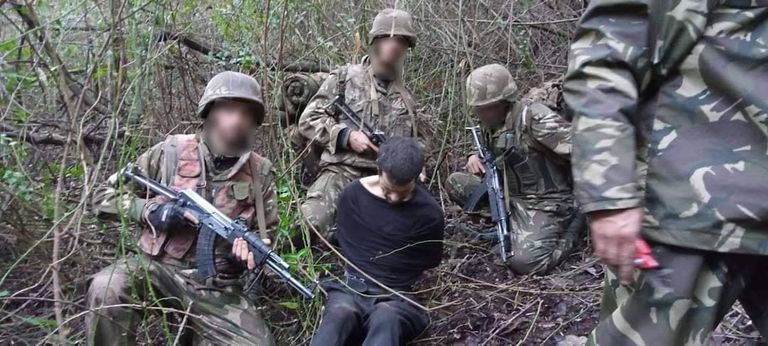 الإرهابي أبو الدحداح يتوسط جنديين جزائريين لحظة القبض عليه - أرشيفية الإرهابي أبو الدحداح