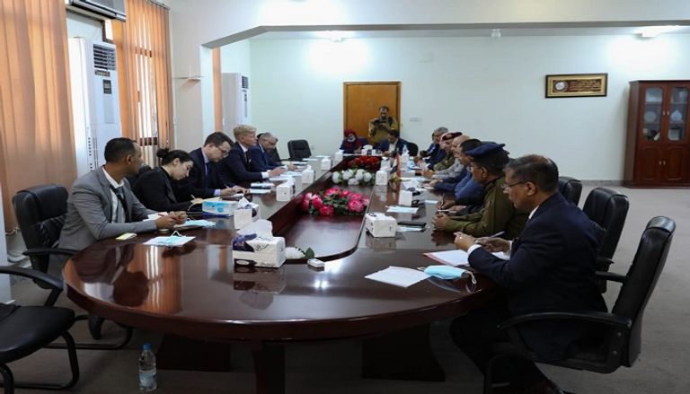 المبعوث الأممي إلى اليمن خلال وصوله لتعز