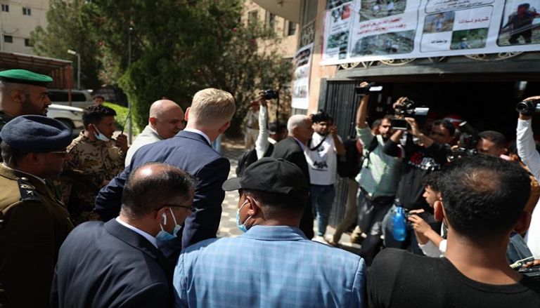 المبعوث الأممي إلى اليمن خلال وصوله لتعز