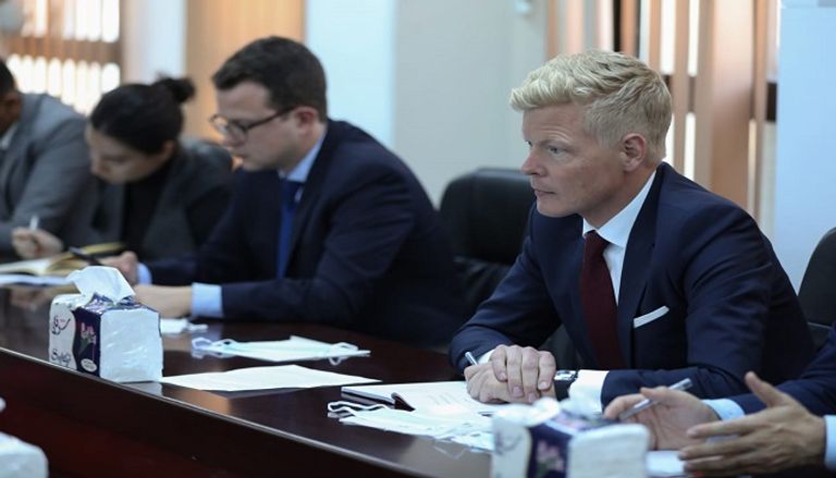 المبعوث الأممي إلى اليمن خلال وصوله لتعز