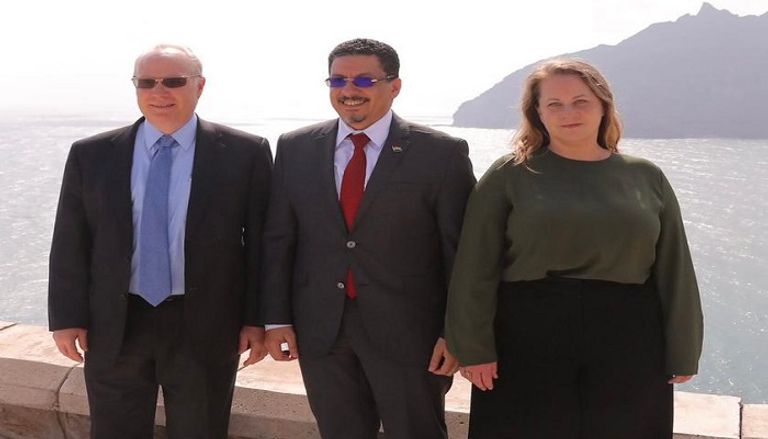 جانب من لقاء رئيس الوزراء مع المبعوث الأمريكي إلى اليمن