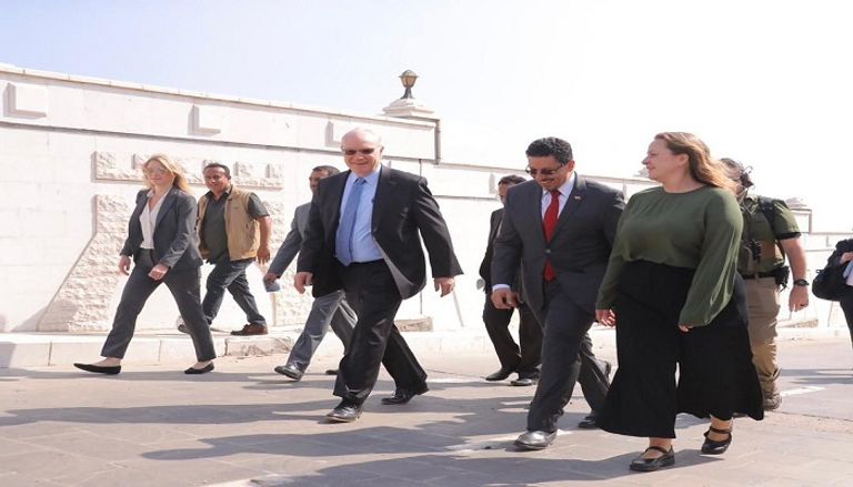 جانب من لقاء رئيس الوزراء مع المبعوث الأمريكي إلى اليمن