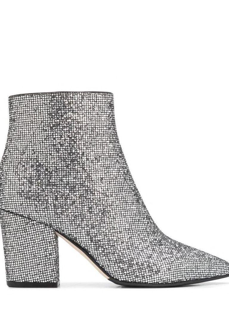 البوت المرصع بالستراس يعد مناسبا أيضا لإطلالات الحياة اليومية