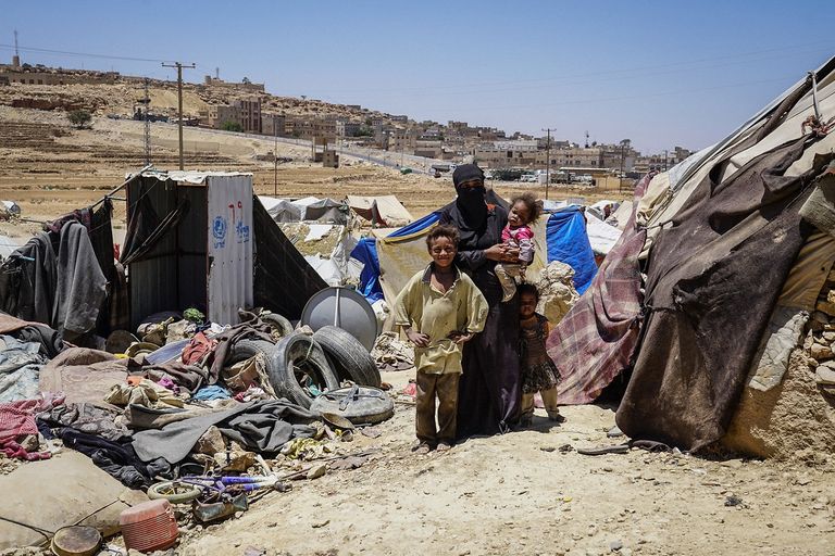 سيدة تحمل طفلها على ظهرها