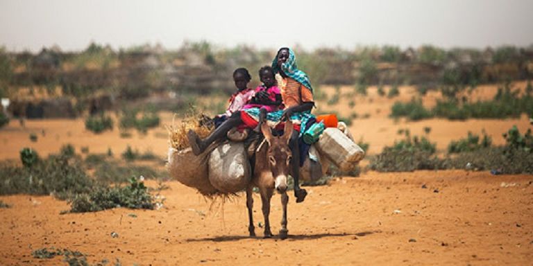 سيدة تحمل طفلها على ظهرها