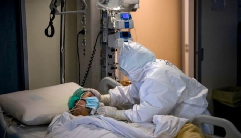 سيدة مسنة تحصل على لقاح كورونا