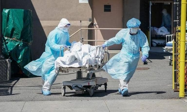 سيدة مسنة تحصل على لقاح كورونا