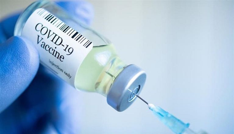 سيدة مسنة تحصل على لقاح كورونا