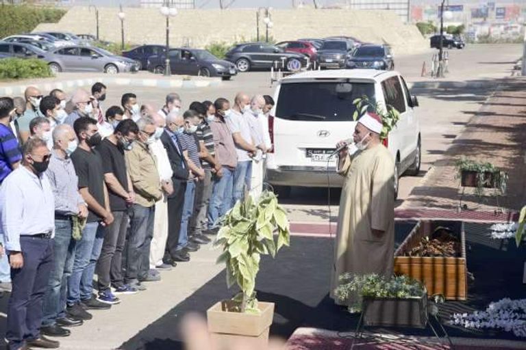 صلاة الجنازة على جثمان الفنان المصري أحمد خليل