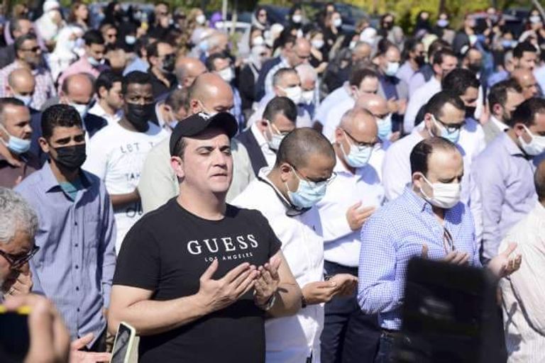 صلاة الجنازة على جثمان الفنان المصري أحمد خليل