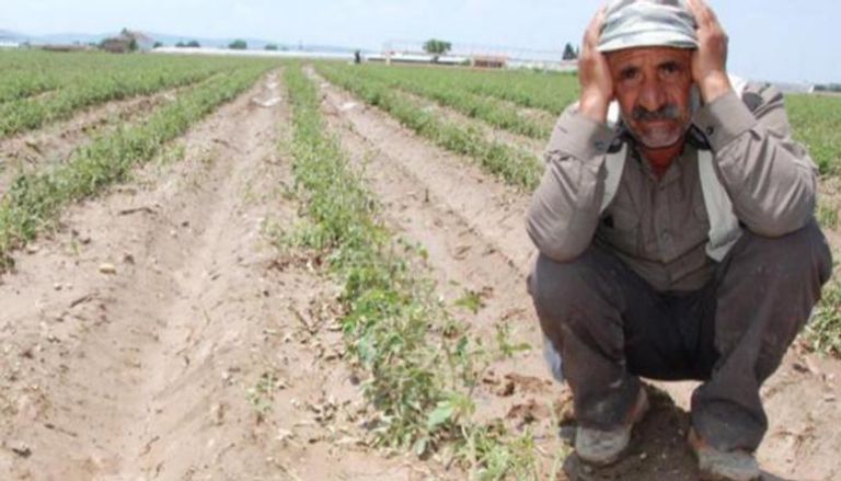 مزارع تركي يندب حظه بسبب أوضاعه المتردية