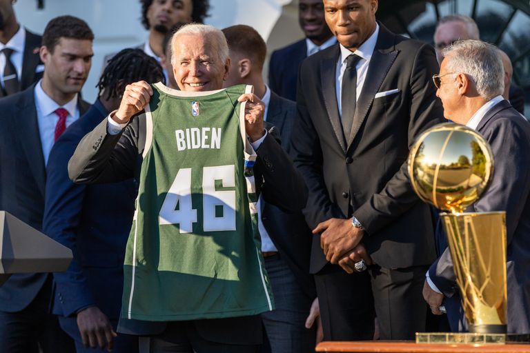 جو بايدن أثناء لقائه لاعبي نادي