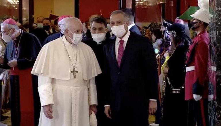 الكاظمي خلال استقبال بابا الكنيسة الكاثوليكية خلال زيارته للعراق