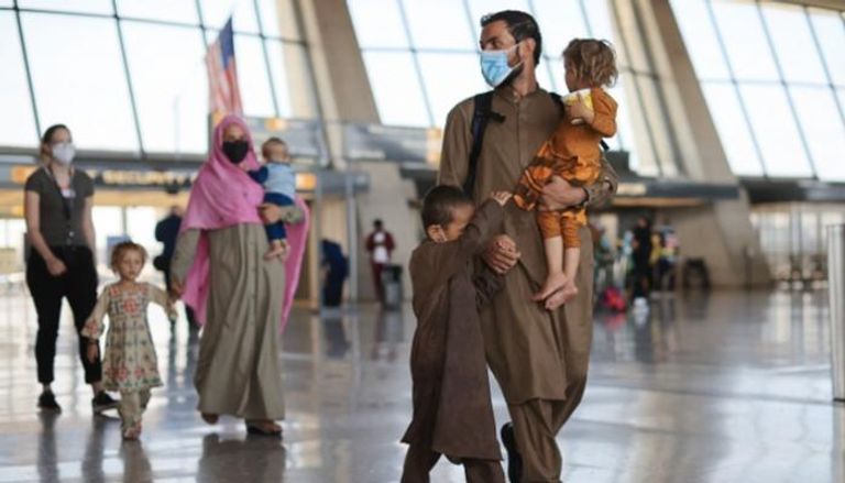 لاجئون أفغان لدى وصولهم إحدى المطارات الأمريكية - أ.ف.ب