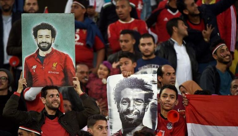 جماهير الكرة المصرية ترفع صور صلاح - أرشيفية
