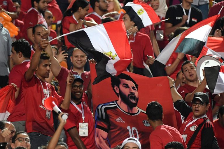 جماهير الكرة المصرية ترفع صور صلاح - أرشيفية