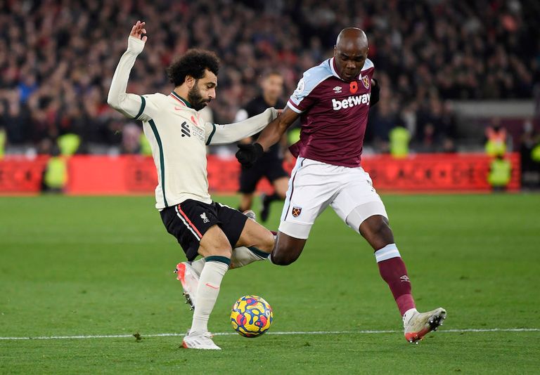 محمد صلاح يراوغ لاعب وست هام أنجيلو أوجبونا محمد صلاح مع لاعبي ليفربول