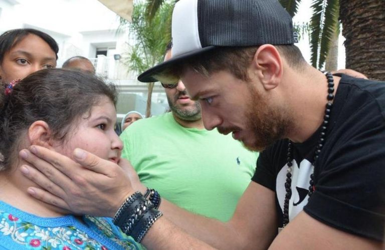 الطفلة آية مع سعد لمجرد في أثناء زيارته لمنزلها