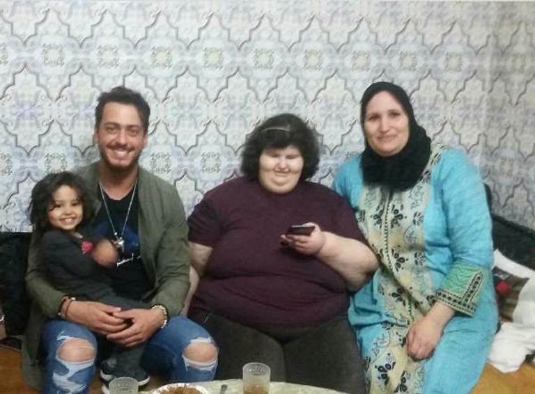 الطفلة آية مع سعد لمجرد في أثناء زيارته لمنزلها