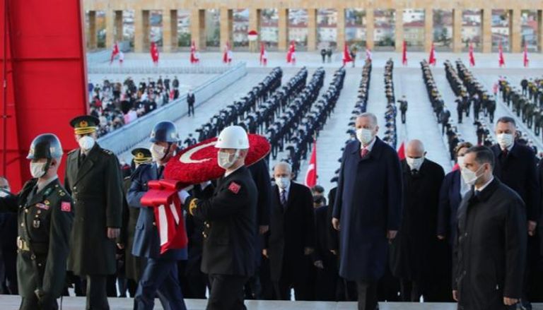 أردوغان أثناء وضع الإكليل على قبر أتاتورك