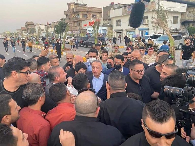 الكاظمي بين جمع من المواطنين في مدينة الصدر شرقي بغداد