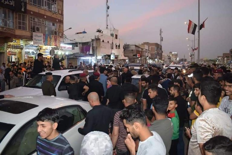 الكاظمي بين جمع من المواطنين في مدينة الصدر شرقي بغداد