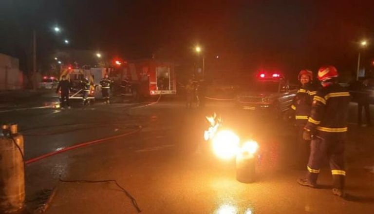 محاولات السيطرة على نيران في موقع الحادث