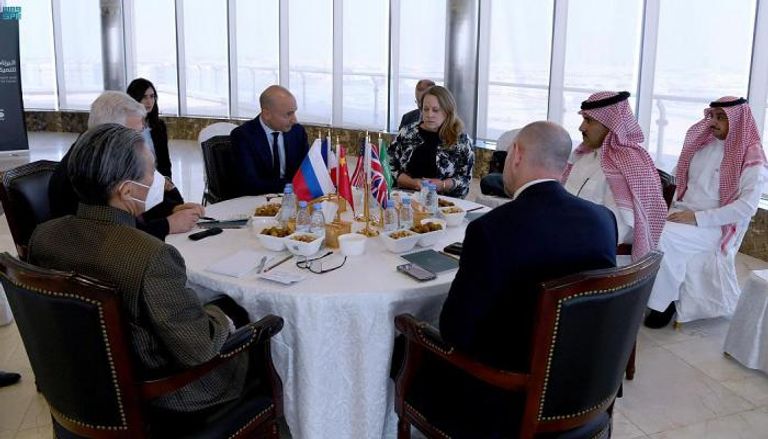 جانب من لقاء السفير السعودي لدى اليمن وسفراء الدول الخمس 