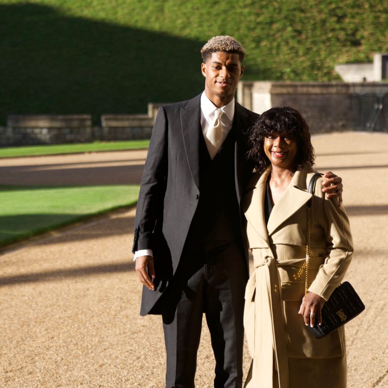 اللاعب الإنجليزي ماركوس راشفورد ووالدته ماركوس راشفورد