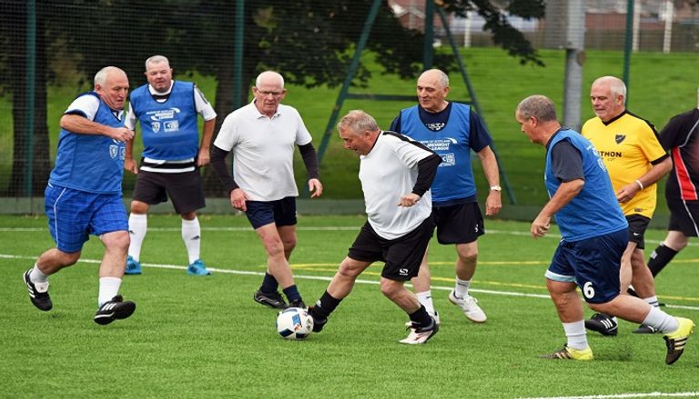 "كرة قدم المشي".. رياضة وعلاج للمسنين