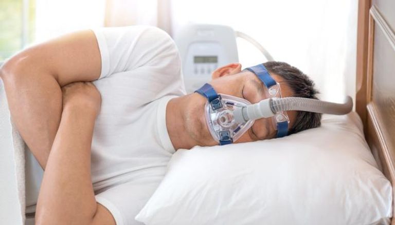 مريض يضع قناع أكسجين في أثناء النوم - تعبيرية