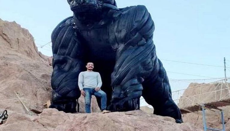 المصري إبراهيم صلاح مع تمثال الغوريلا 