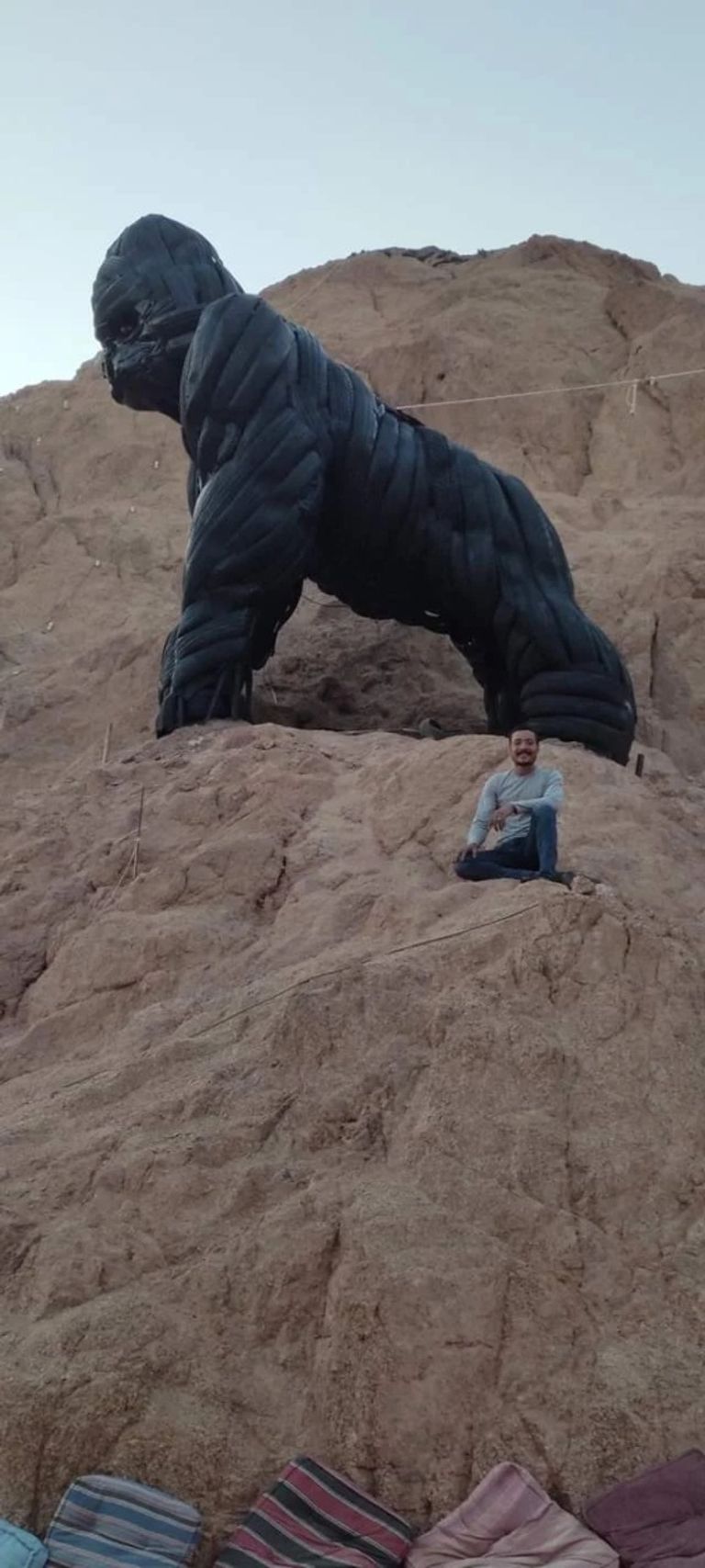 المصري إبراهيم صلاح مع تمثال الغوريلا