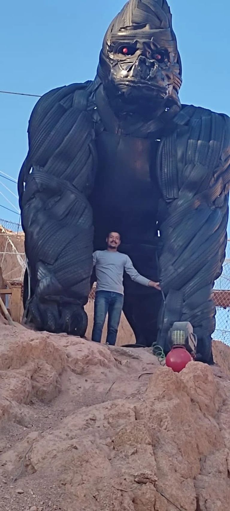 المصري إبراهيم صلاح مع تمثال الغوريلا