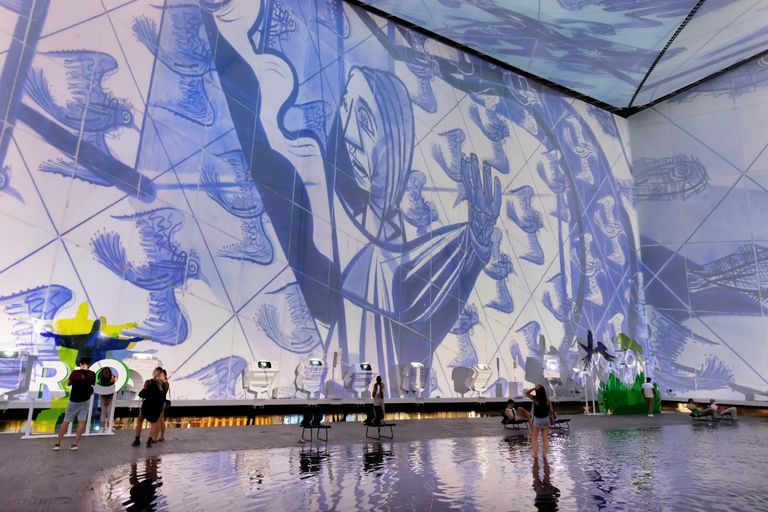 عدد من زوار إكسبو 2020 يلتقطون صورا بجناح البرازيل