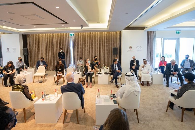 خبراء ومفكرون مشاركون في حوار التوجهات الكبرى للمستقبل