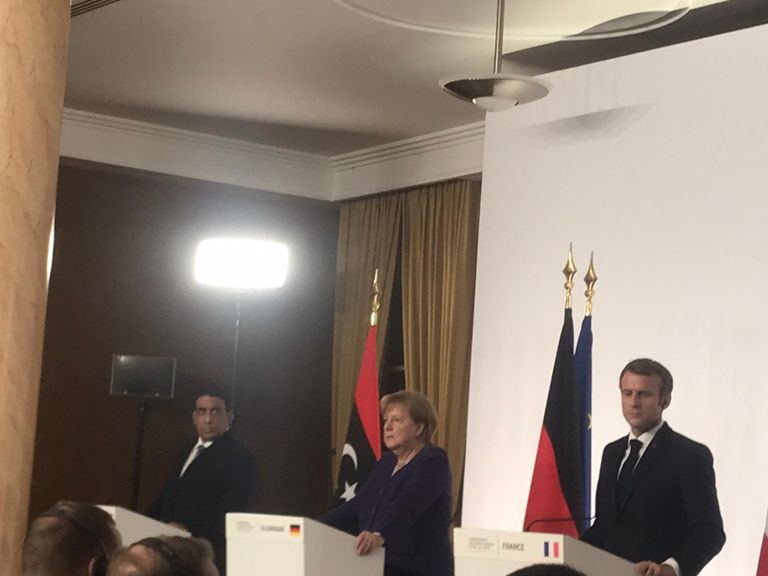 ميركل خلال المؤتمر الصحفي ماكرون والمنفي خلال المؤتمر الصحفي عقب ختام مؤتمر باريس